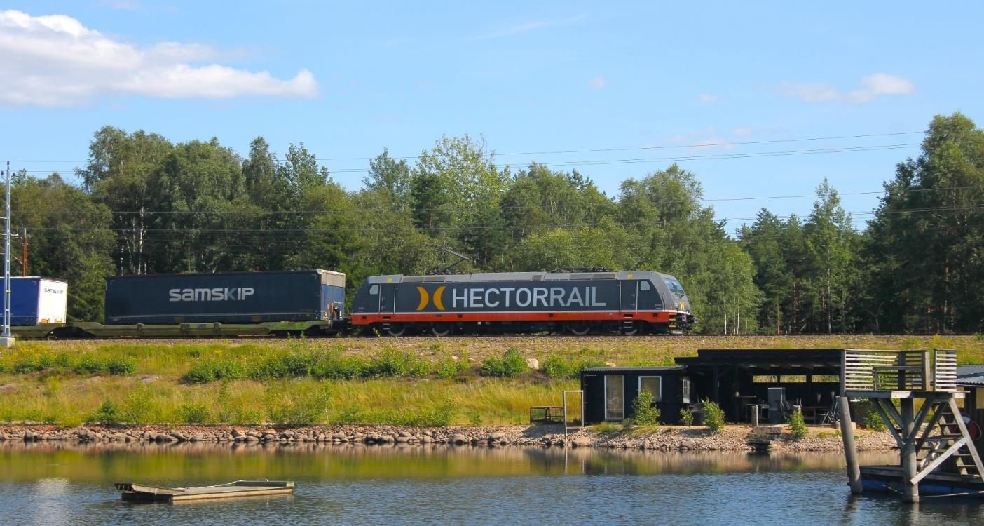 Scandinavian corridor train